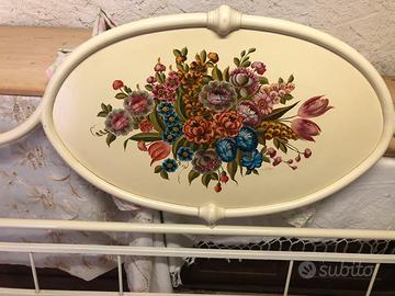 Struttura letto con testiera decorata a mano