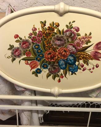 Struttura letto con testiera decorata a mano