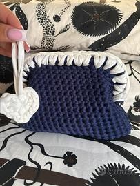 Clutch blu e bianca