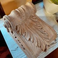 Capitello grande in legno olmo intagliato