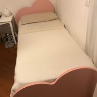 Letto in legno con testiera e pediera a cuore rosa