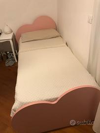 Letto in legno con testiera e pediera a cuore rosa