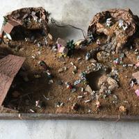 Presepio con statuine, casette e luci