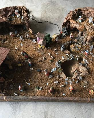 Presepio con statuine, casette e luci