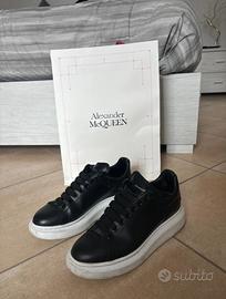 scarpe Alexander McQueen nere con suola bianca