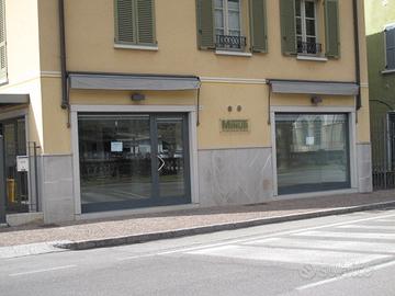 Negozio ufficio fronte strada tre vetrine libero