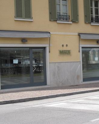 Negozio ufficio fronte strada tre vetrine libero