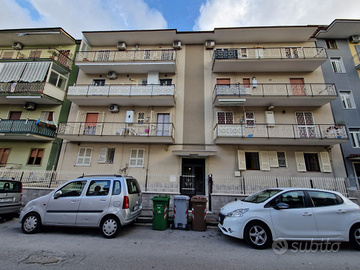 Pianura, privato vende trilocale,via s.donato