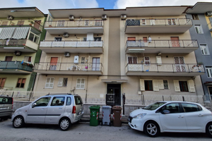 Pianura, privato vende trilocale,via s.donato