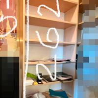 libreria con scaffali e sportelli