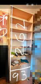 libreria con scaffali e sportelli