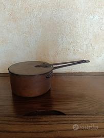 Vecchia pentola con coperchio