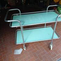 Carrello in metallo a due ripiani in formica