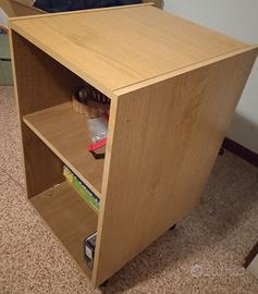Mobiletto libreria in legno con piedini