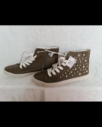 Scarpe sneakers alte con borchie verde militare  n