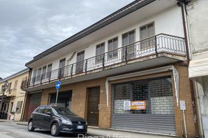 FABBRICATO TERRA-CIELO IN CENTRO STORICO -