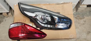 Faro Kia Carens anteriore DX e posteriore SX