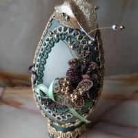 Uovo decorativo su un guscio naturale