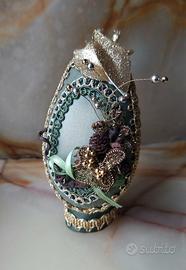 Uovo decorativo su un guscio naturale