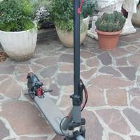 Monopattino elettrico 8,5" luci e frecce