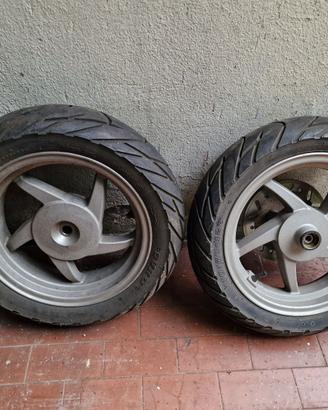 cerchi con disco  SYM con gomme 120/70 r12 e 110/7