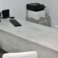 Ampia scrivania moderna effetto cemento (180 cm)