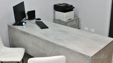 Ampia scrivania moderna effetto cemento (180 cm)