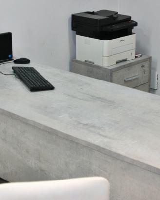 Ampia scrivania moderna effetto cemento (180 cm)