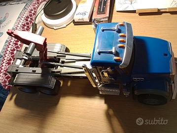 modellino camion Mack 