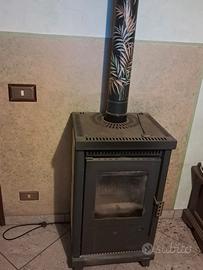 stufa a legna  con tubo  e ventilaxione