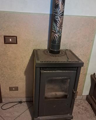 stufa a legna  con tubo  e ventilaxione