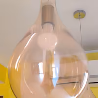 Due lampade a sospensione in vetro color ambra