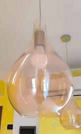 Due lampade a sospensione in vetro color ambra