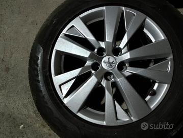 Cerchi in lega 17'' con gomme Pirelli