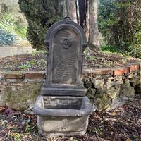 Vecchia fontana da giardino anticata
