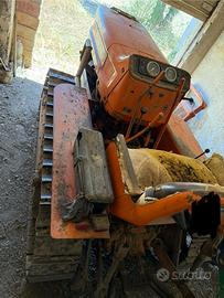 Trattore cingolato vigneto