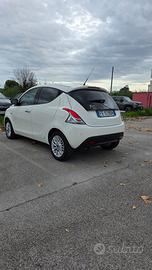 Lancia Ypsilon per neopatentati!