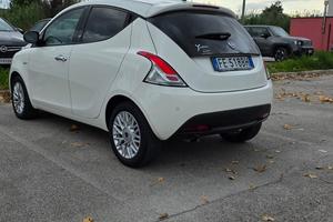Lancia Ypsilon per neopatentati!