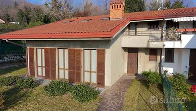 Villa di 194 m² con 4 locali e box auto a Galbiate