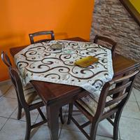 Tavolo allungabile con sedie 