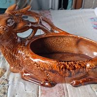 Svuotatasche in ceramica a forma di cervo sdraiato