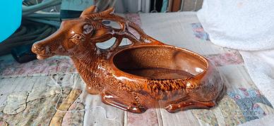Svuotatasche in ceramica a forma di cervo sdraiato