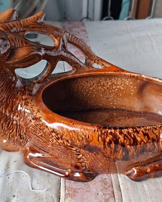 Svuotatasche in ceramica a forma di cervo sdraiato