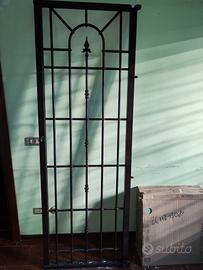 inferriata lavorata in ferro battuto - usata