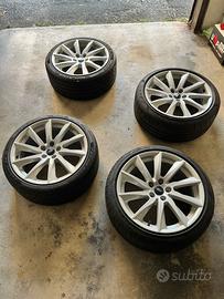 Cerchi in lega 18” con gomme estive Pirelli P Zero