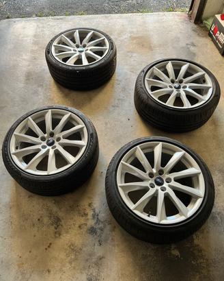 Cerchi in lega 18” con gomme estive Pirelli P Zero