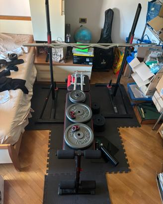 Palestra con panca e bilancieri