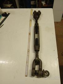 Vecchio tenditore tensore dotato di morsetti d'agg