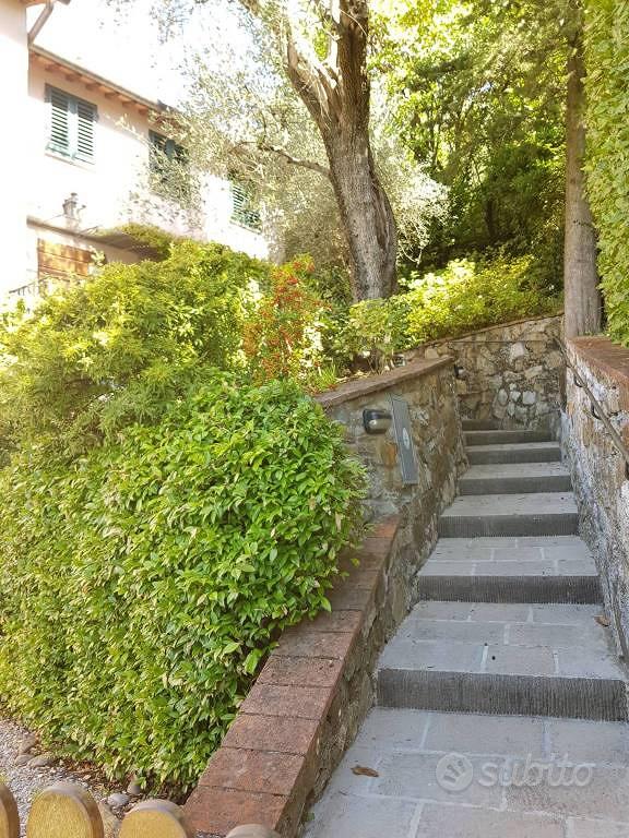 Rustico / Casale di 180 m² con più di 5 locali a L - Vista 3
