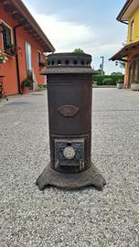 Stufa antica e lampadario 